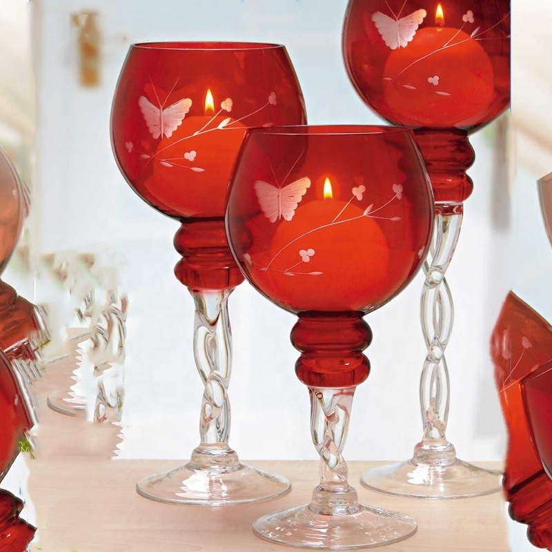 গুণ Hand Cutted Design Red Glass Candle Holders With Color Long Stem কারখানা