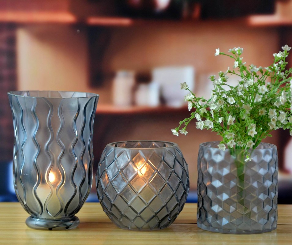 গুণ 8" Grey Embossed Fence Pattern Glass Candle Holders কারখানা