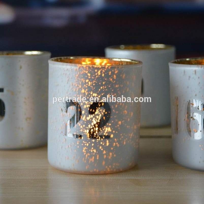 গুণ Electroplated Matte Glass Candle Holders With Morden Pattern কারখানা