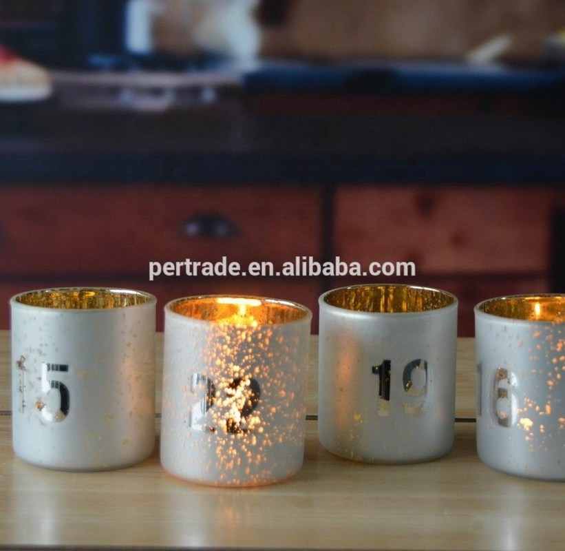 গুণ Electroplated Matte Glass Candle Holders With Morden Pattern কারখানা