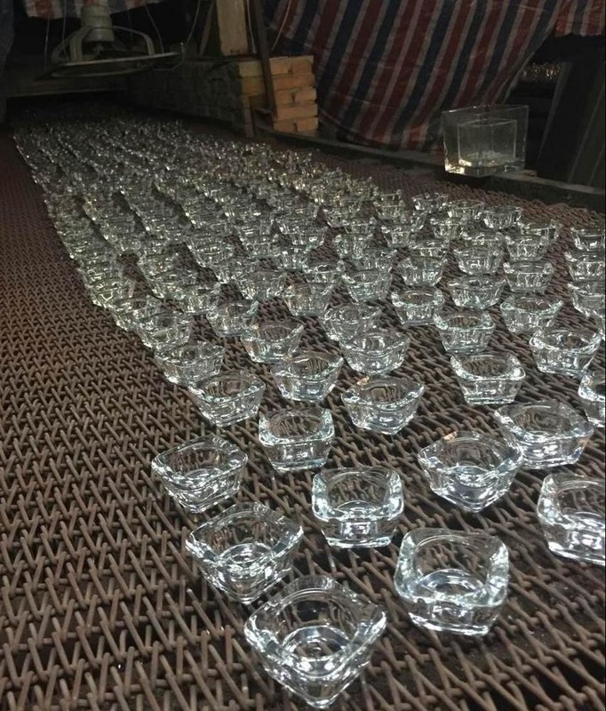 গুণ Mini Size Sqaure Glass Votive Candle Holders For Tealight কারখানা