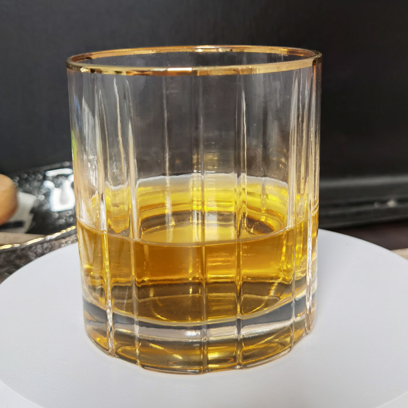 গুণ Customized Gold Rim Whole Set Handmade Whiskey Glass কারখানা