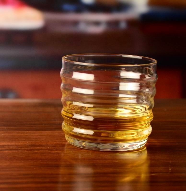 গুণ Anti Skidding Handmade Whiskey Glass With Wave Pattern কারখানা