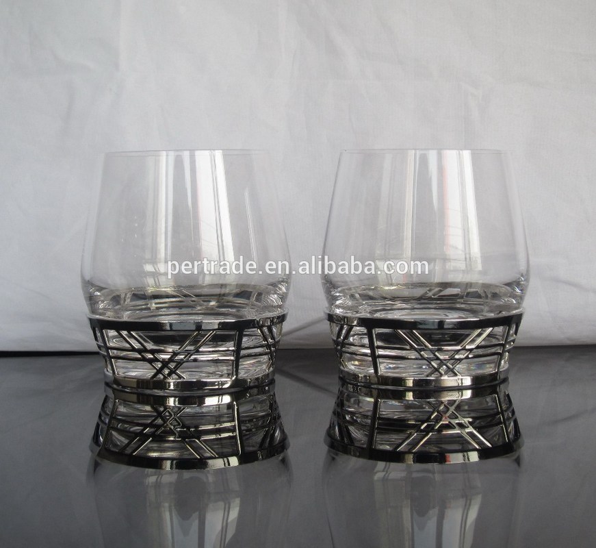 গুণ Retro Style Metal Base Rock Glass Handmade Whiskey Glass , Crystal Whisky Glasses কারখানা