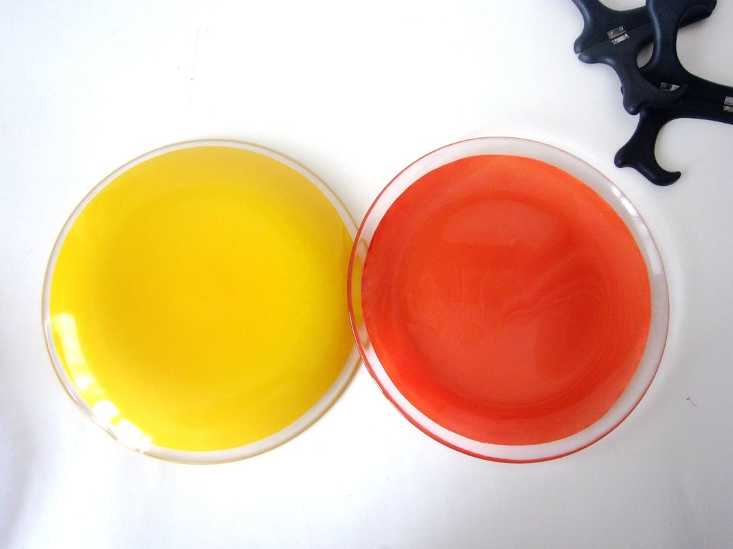 গুণ 10 Inch Transparent Edge Tinting Color Glass Charger Plates কারখানা