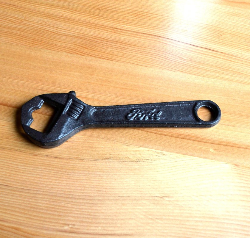 গুণ Spanner Shape Cast Iron Bottle Opener কারখানা