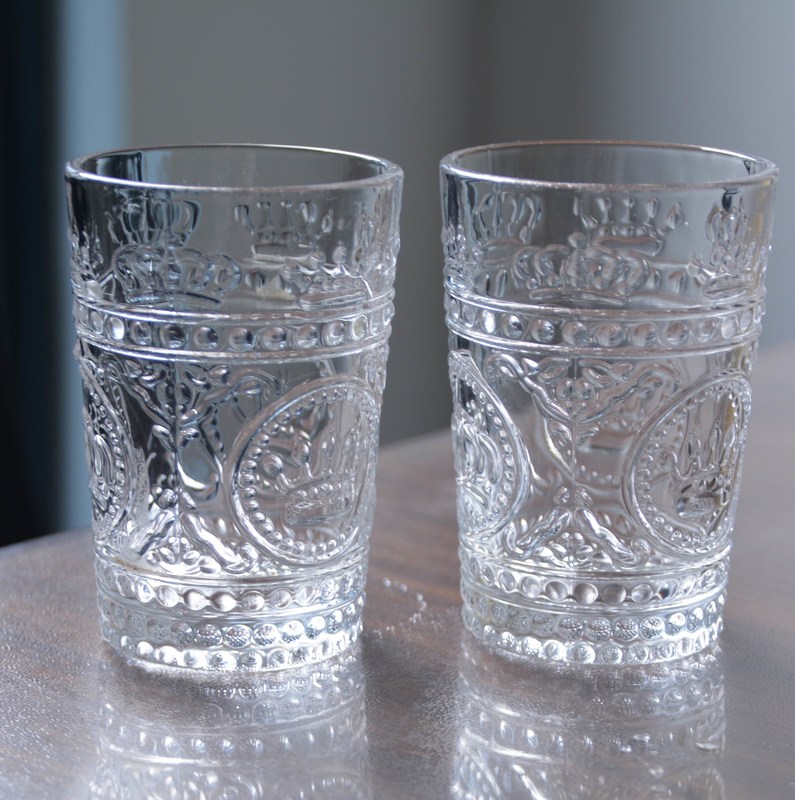 গুণ 8Oz Crown Design Embossed Tumbler Drinking Glasses কারখানা