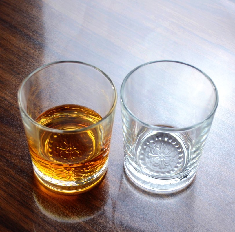 গুণ Wholesale Concise Tumbler Drinking Glasses Customized Embossed Flower Pattern Double Old Fashion Glass Cup কারখানা