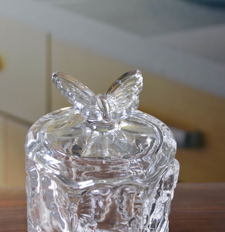 গুণ Butterfly Embossed Creative Crystal Glass Storage Jars কারখানা
