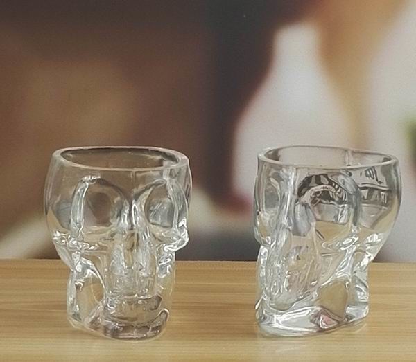 গুণ Machine Made Embossed Skull 1.5 Oz Shot Glasses কারখানা