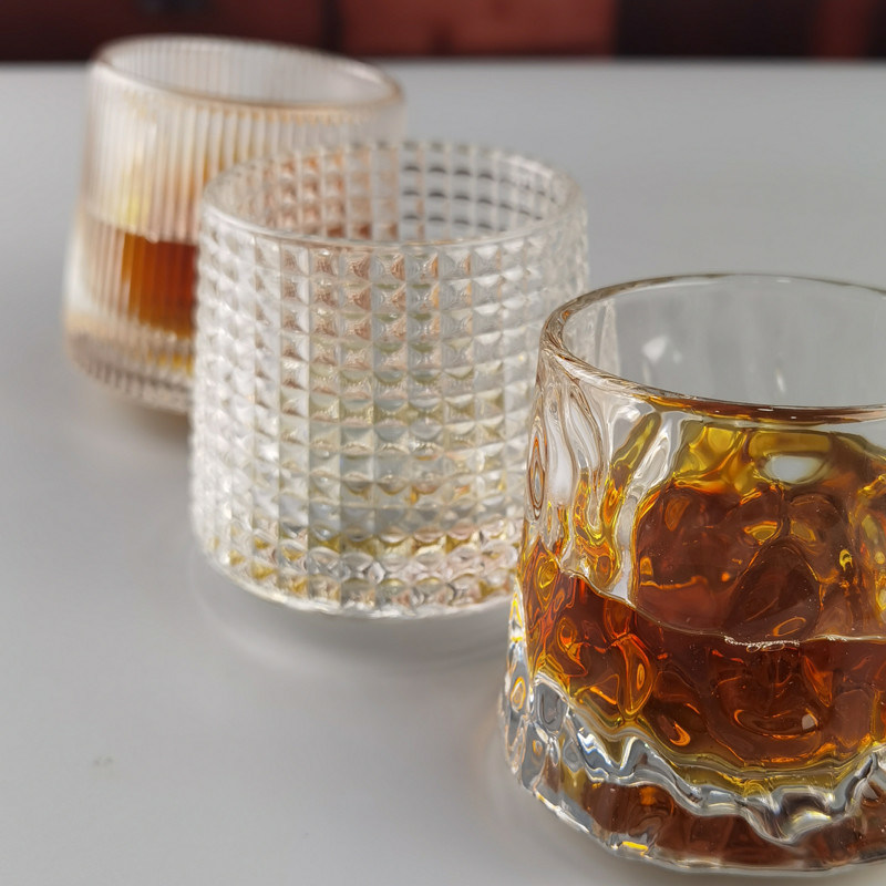 গুণ Lead Free  FDA Embossed Handmade Whiskey Glass Turning Bottom কারখানা