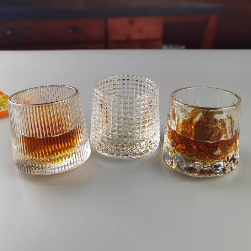 গুণ Lead Free  FDA Embossed Handmade Whiskey Glass Turning Bottom কারখানা