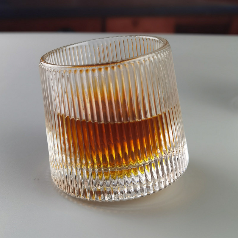 গুণ Lead Free  FDA Embossed Handmade Whiskey Glass Turning Bottom কারখানা
