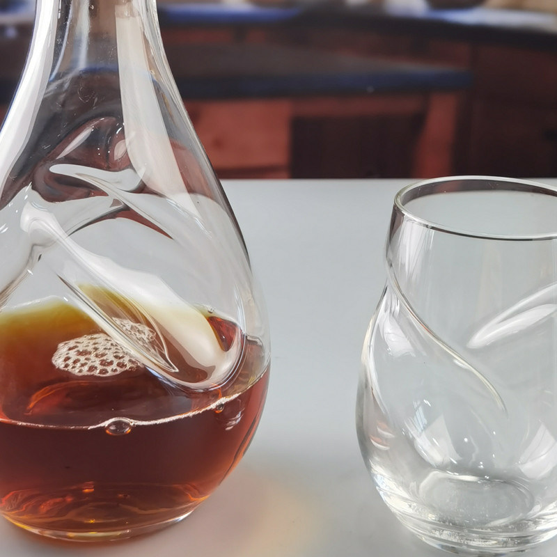 গুণ 750ml SGS Aerating Crystal Wine Decanter With Twisted Swirling Design কারখানা