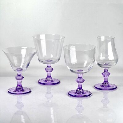 গুণ 4‑Pack Vintage Purple Stem Wine Glasses, Assorted Shapes Clear Cup with Decorative Purple Stem, Handblown Glass Goblets for Wedding Party Home Tabletop Decoration কারখানা