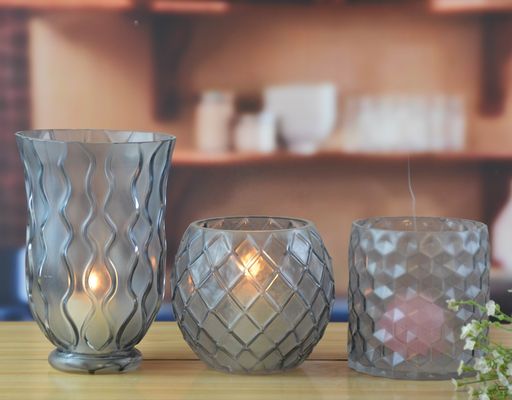 গুণ 8" Grey Embossed Fence Pattern Glass Candle Holders কারখানা