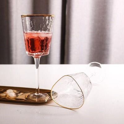 গুণ Hammer Texture Crystal Wine Glass In Triangle Shape কারখানা