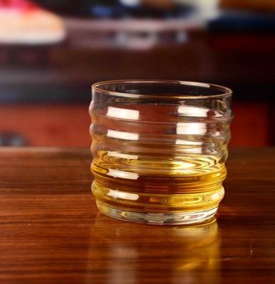 গুণ Anti Skidding Handmade Whiskey Glass With Wave Pattern কারখানা