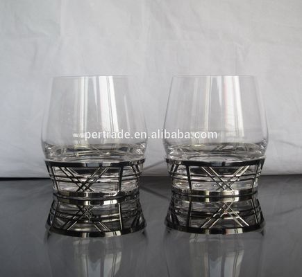 গুণ Retro Style Metal Base Rock Glass Handmade Whiskey Glass , Crystal Whisky Glasses কারখানা