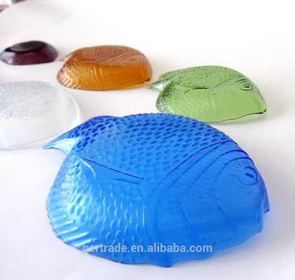 গুণ Fish Shaped Embossed Colorful Glass Charger Plates কারখানা