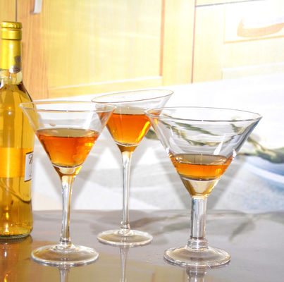 গুণ Unique Customization Thick Stem Crystal Cocktail Glasses কারখানা