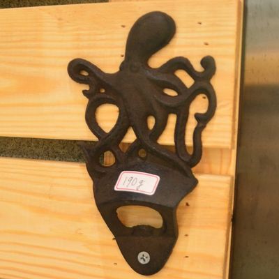 গুণ Rustic Wall Mounted Octopus Antique Cast Iron Bottle Opener কারখানা