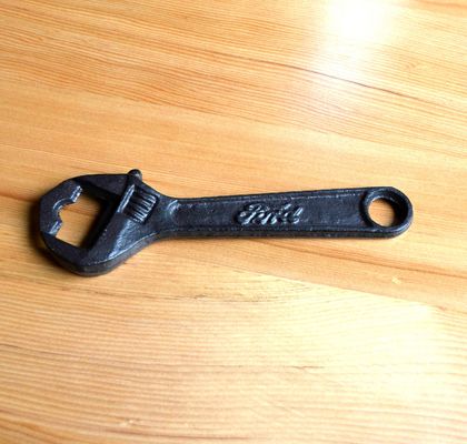 গুণ Spanner Shape Cast Iron Bottle Opener কারখানা