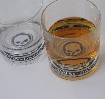 গুণ Logo Debossed Bottom Whiskey Tumbler Glass , Crystal Scotch Glasses For Brands Gift কারখানা