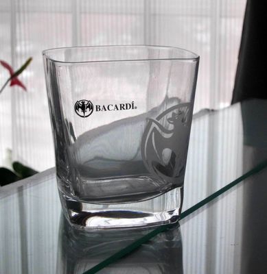 গুণ Customize Print Logo Bacardi Whiskey Tumbler Glass , Square Whiskey Glasses কারখানা