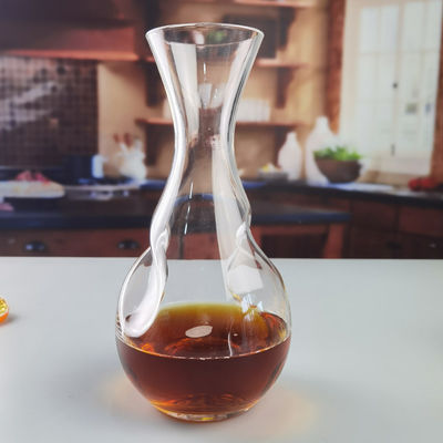 গুণ 750ml SGS Aerating Crystal Wine Decanter With Twisted Swirling Design কারখানা